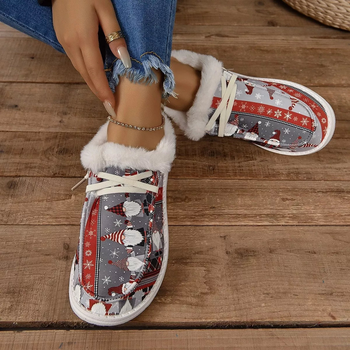 Christmas Print Round Toe Sneakers by Trendsi