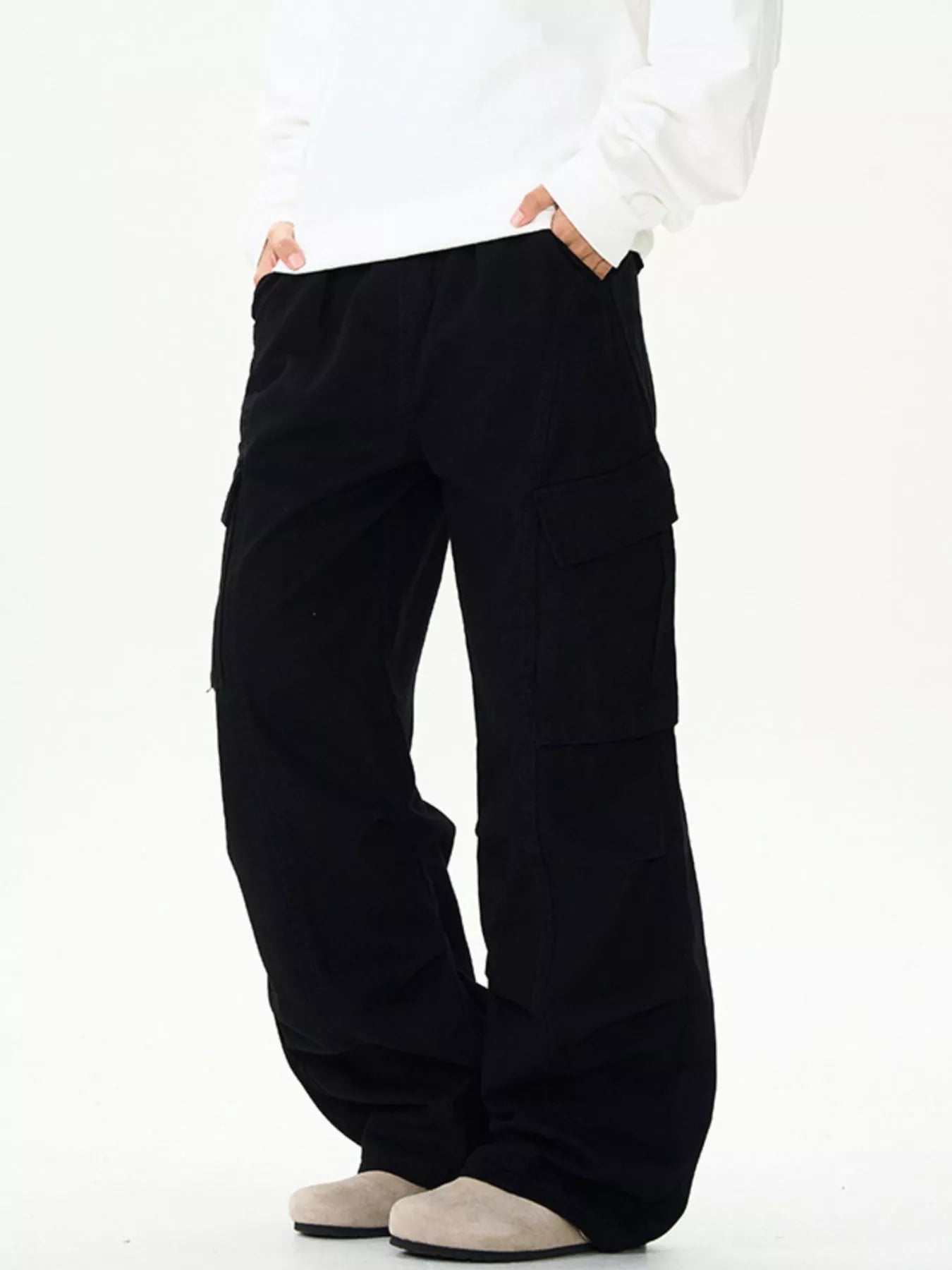 Men's Relaxed Fit Cargo Pants by Trendsi