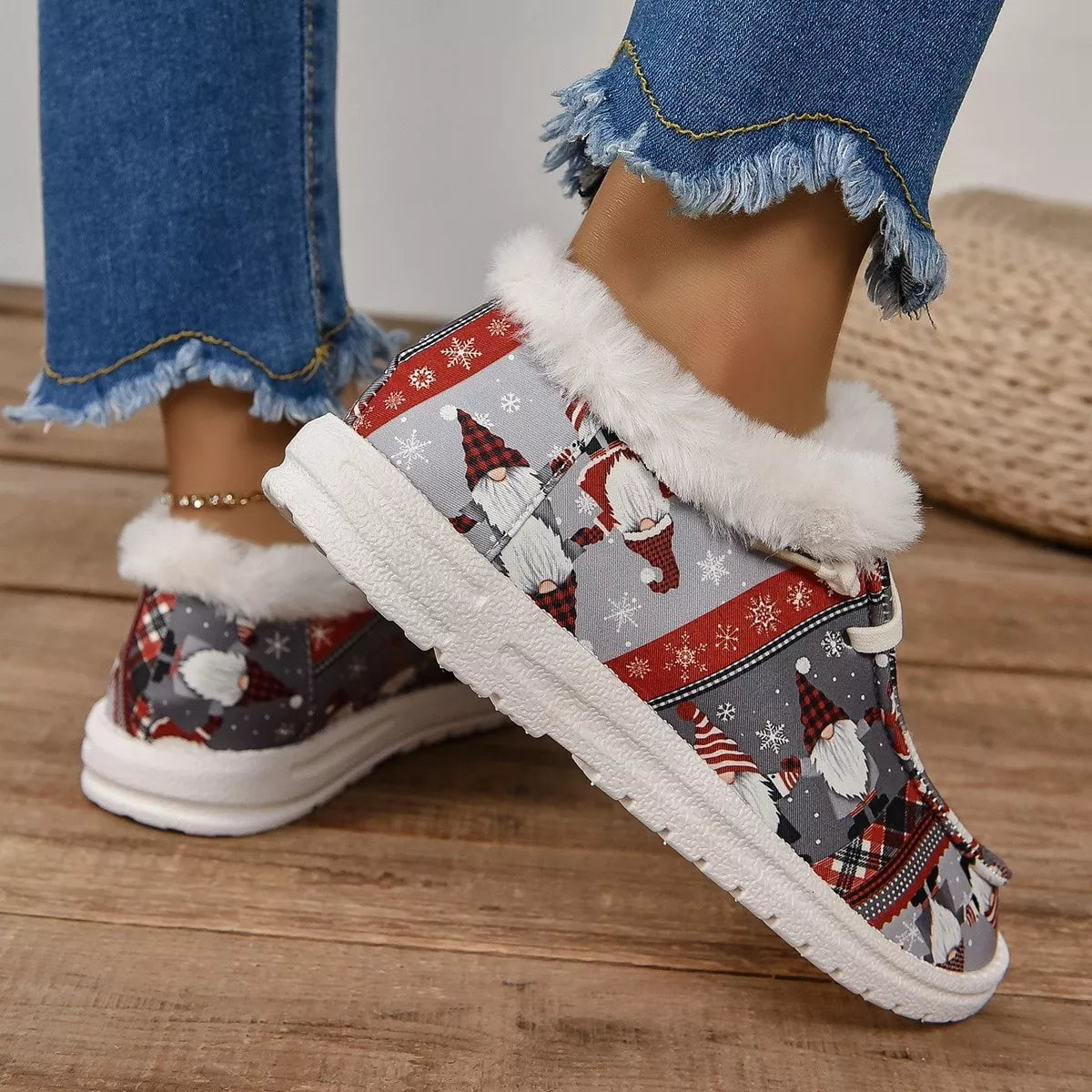 Christmas Print Round Toe Sneakers by Trendsi